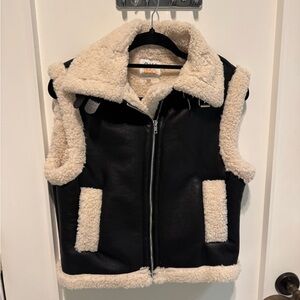 Cali 1850 faux Lester and Sherpa vest. Sz S EUC